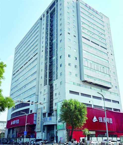 对很多济南人来说,趵突泉北路12号分量不轻,这栋楼几乎浓缩了一部济南家电零售业变迁史